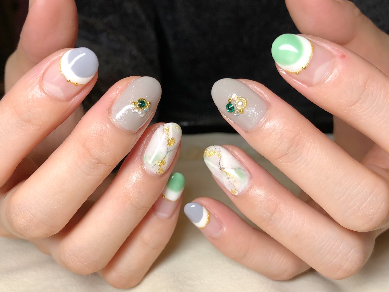 グレーとグリーンの天然石風ネイル