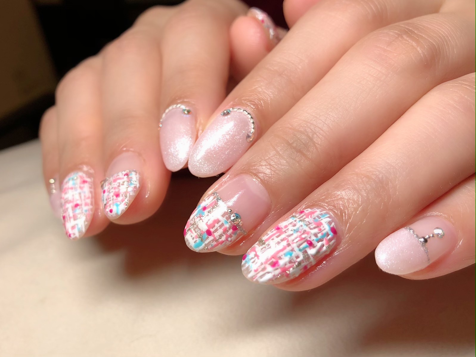 ピンクのツイードネイル