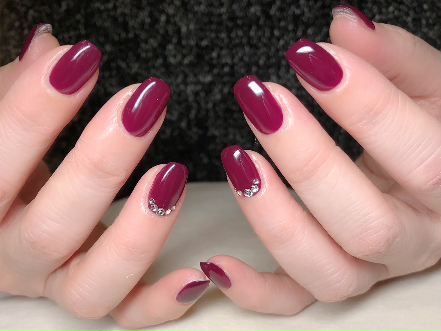 ボルドーカラーの大人ネイル