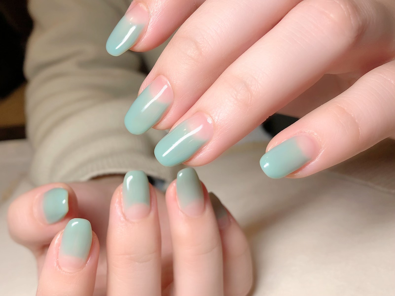 くすみグリーンの逆フレンチネイル