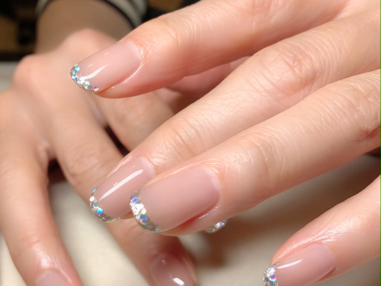 シルバーラメのフレンチラインネイル