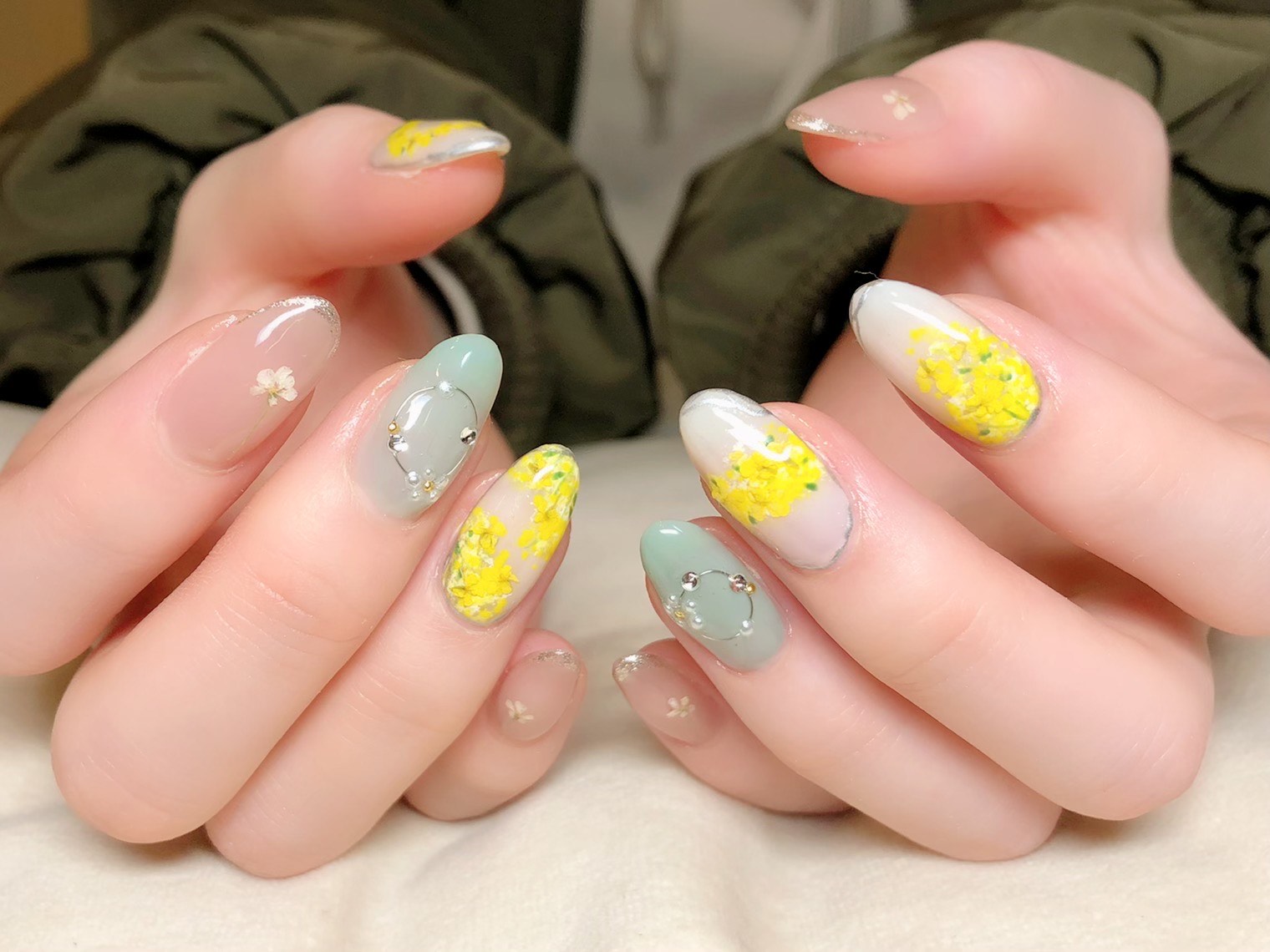ミモザネイル×くすみグリーン